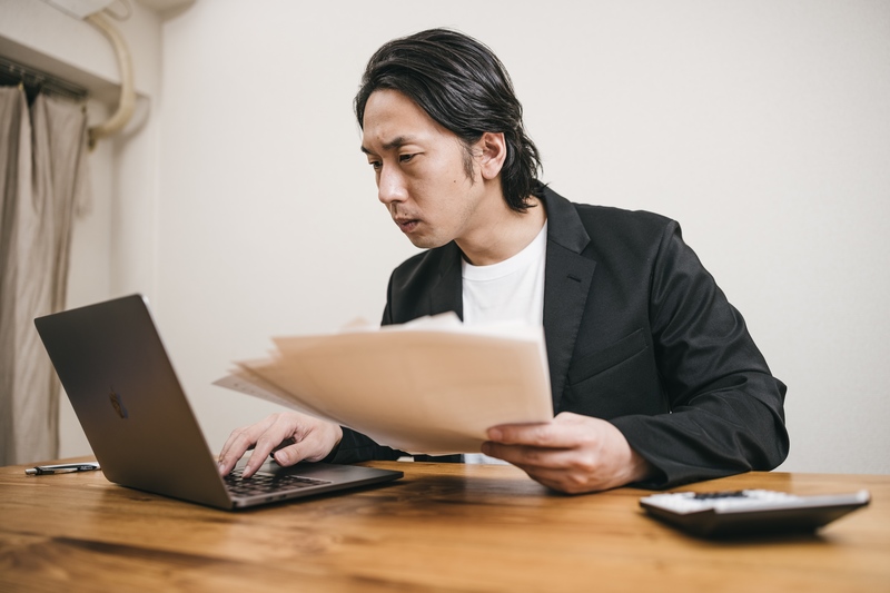 3DCGの見積もりを依頼する際に必要な情報 2 書類を確認する人